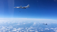 Bombardér Tu-160 sprevádzaný Su-30SM zhadzuje strelu s plochou dráhou letu